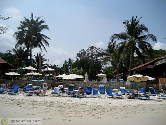 Beach beds, palm trees ... at Seascape Beach Resort