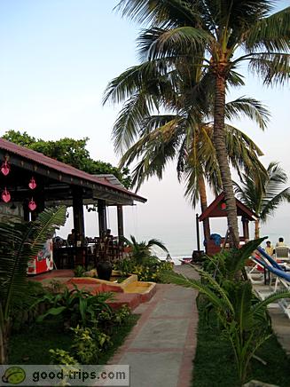 Path to the Seascape Beach Resort restaurant, pool and Chaweng Beach