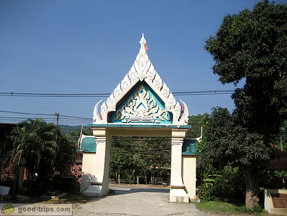 Entrance into Wat Khunaram complex