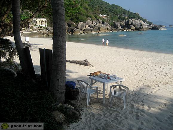 One table is also right on beach